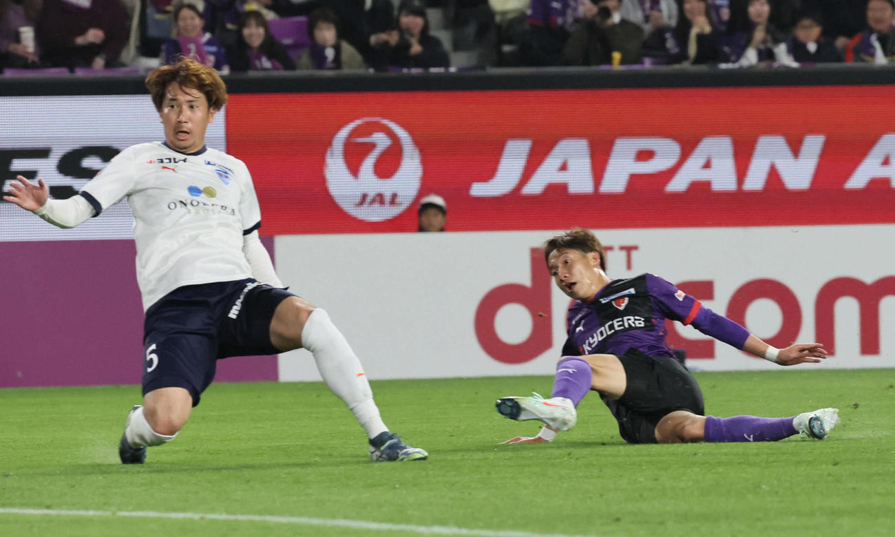 京都対横浜FC　後半、京都奥川雅也は勝ち越しゴールを決める（撮影・宮崎幸一）