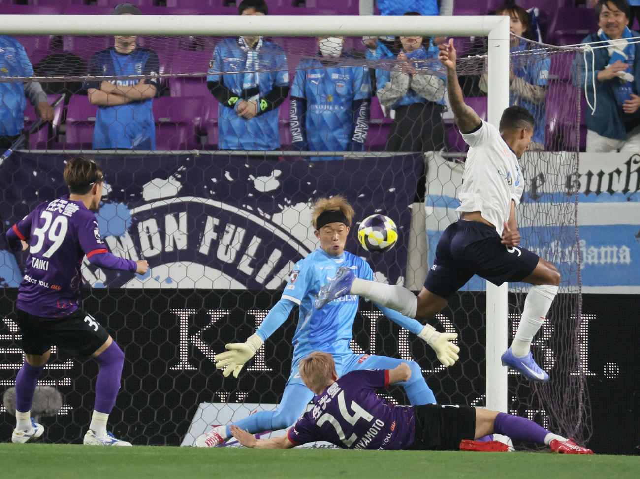 京都対横浜FC　後半、横浜FCルキアン（右）は同点ゴールを決める。中央は京都GK太田岳志（撮影・宮崎幸一）