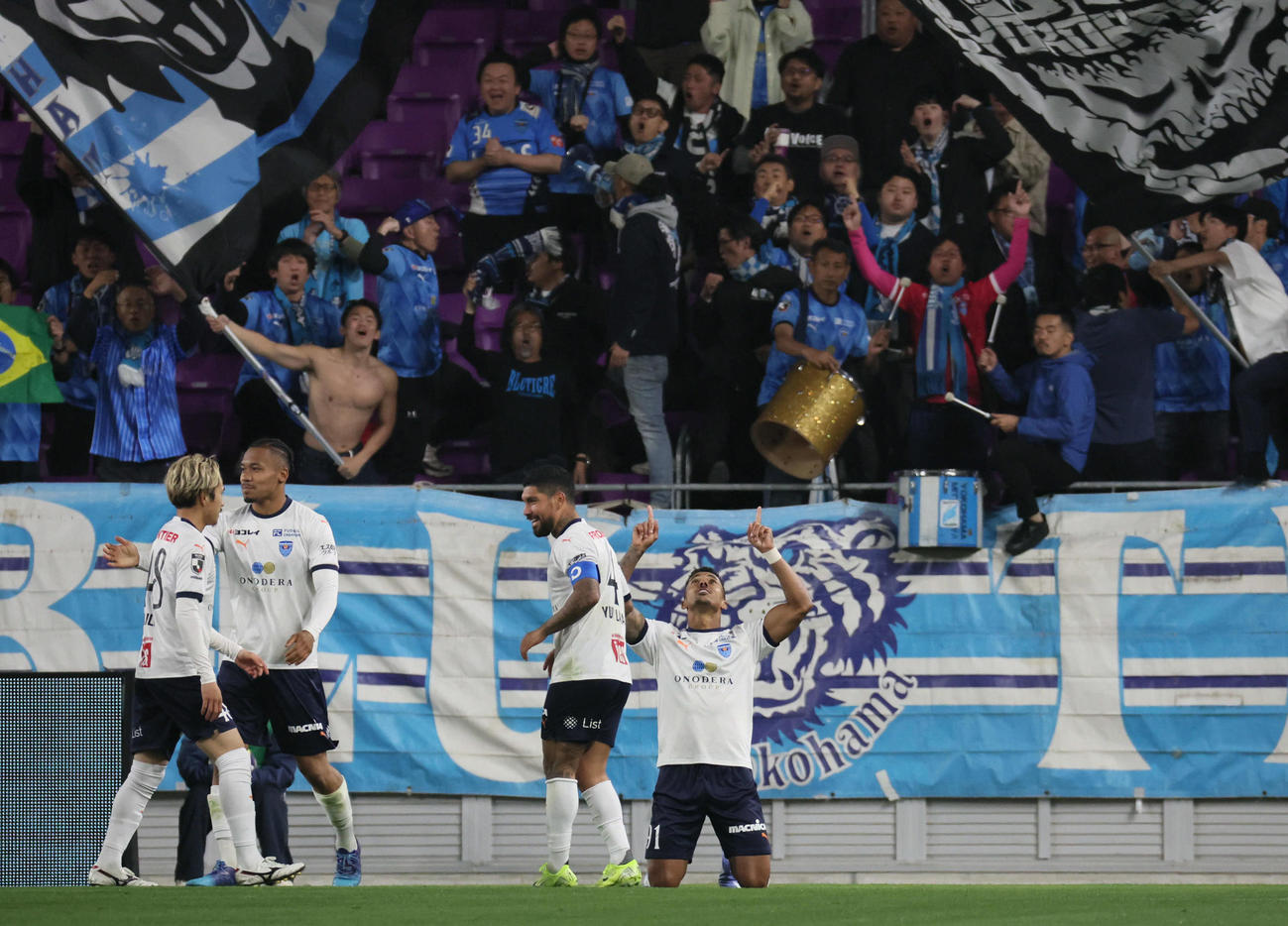 京都対横浜FC　後半、横浜FCルキアン（右）は同点ゴールを決めて祈る（撮影・宮崎幸一）