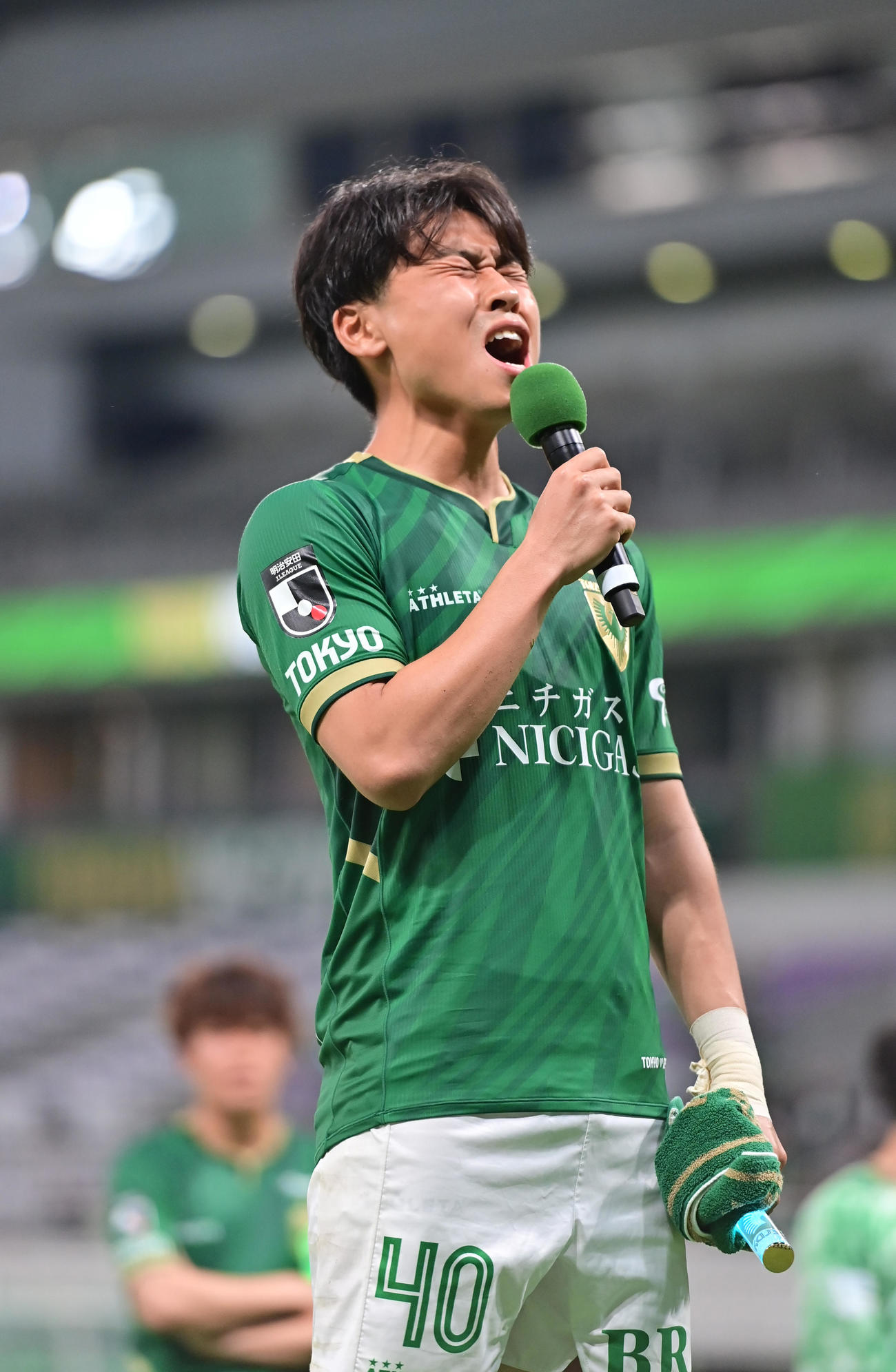 東京V対C大阪　決勝ゴールを決めた東京V新井がサポーターの前であいさつする（撮影・清水貴仁）