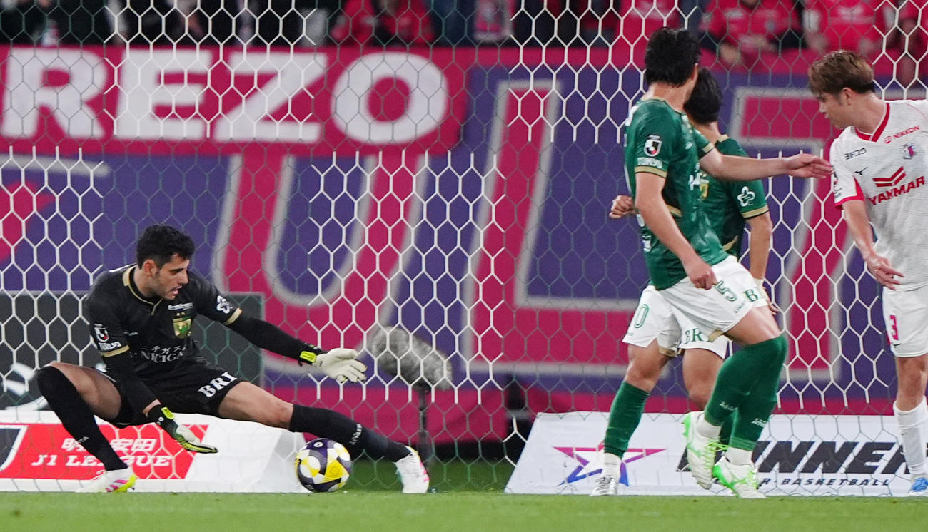 東京V対C大阪　後半、C大阪試合終了間際のシュートを止める東京VのGKマテウス（左）（撮影・清水貴仁）