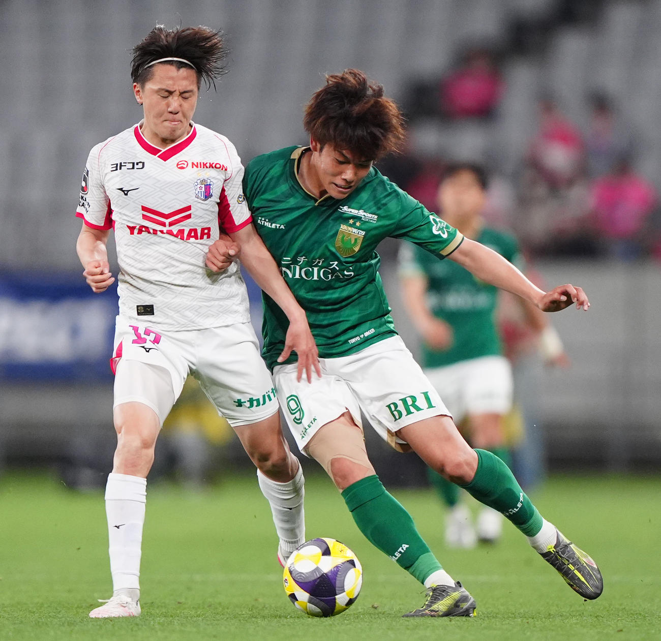 東京V対C大阪　後半、東京V染野（右）と激しくぶつかるC大阪阪田（撮影・清水貴仁）