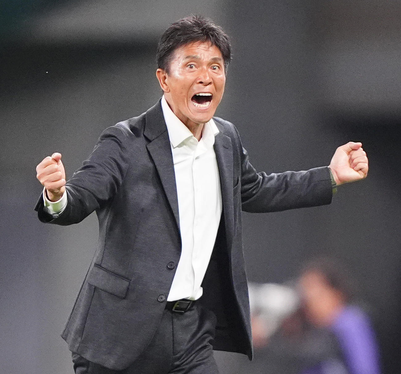 東京V対C大阪　1点を守り切っての勝利にガッツポーズをみせる東京V城福監督（撮影・清水貴仁）