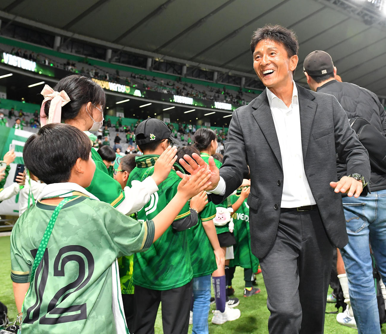 東京V対C大阪　試合後サポーターとタッチを交わす東京V城福監督（撮影・清水貴仁）