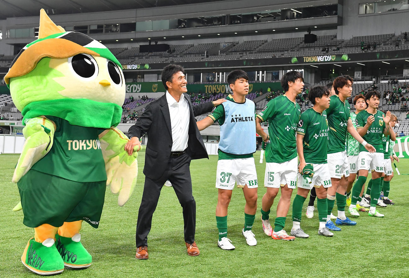 東京V対C大阪　試合後サポーターと喜びを分かち合う東京V城福監督（左）と選手たち（撮影・清水貴仁）