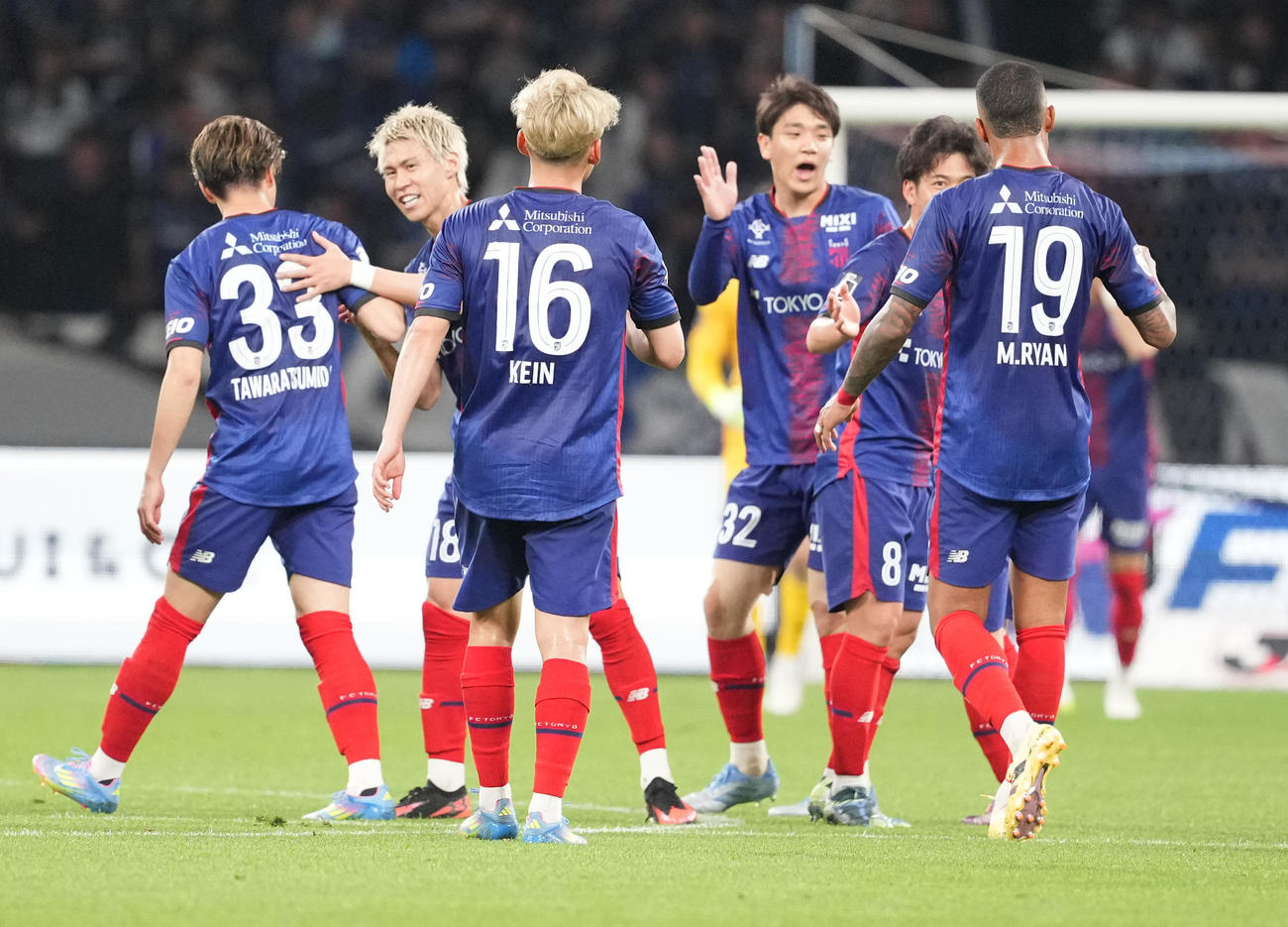 東京対G大阪　G大阪に勝利し、喜ぶ東京イレブン（撮影・鈴木みどり）