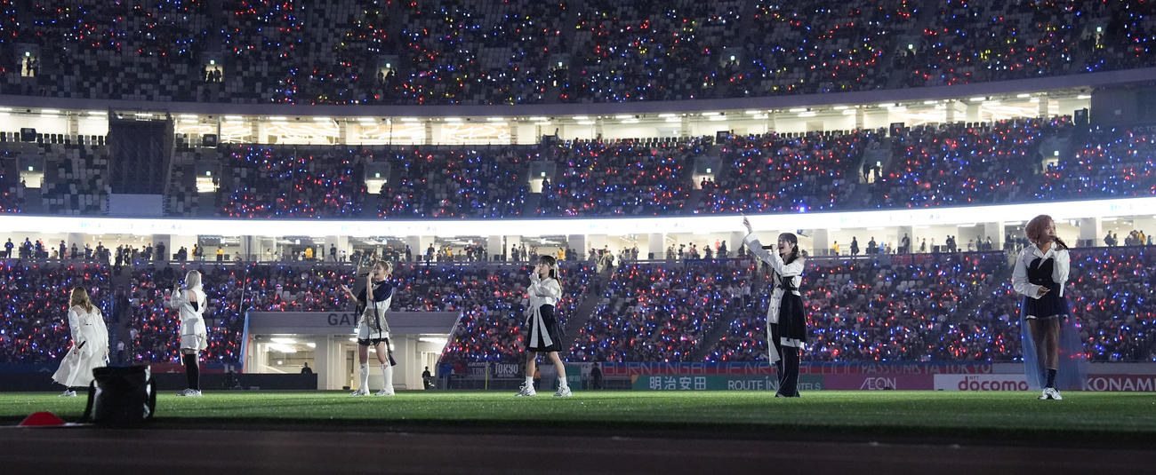 東京対G大阪　試合前、パフォーマンスするLittle Glee Monster（撮影・鈴木みどり）