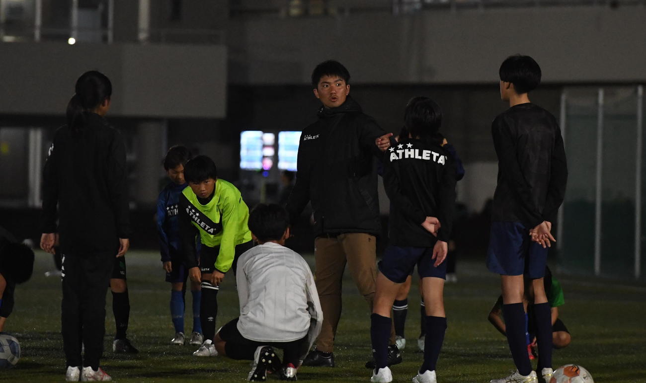 長岡JYFC・U－12を率いる本田監督（中央奥）