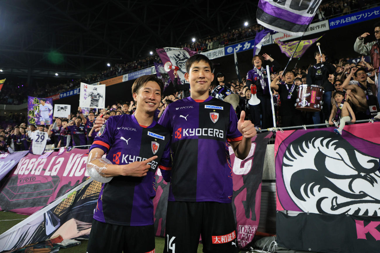京都対横浜FC 1ゴールずつを決めて勝利した京都奥川（左）と原（撮影・宮崎幸一）