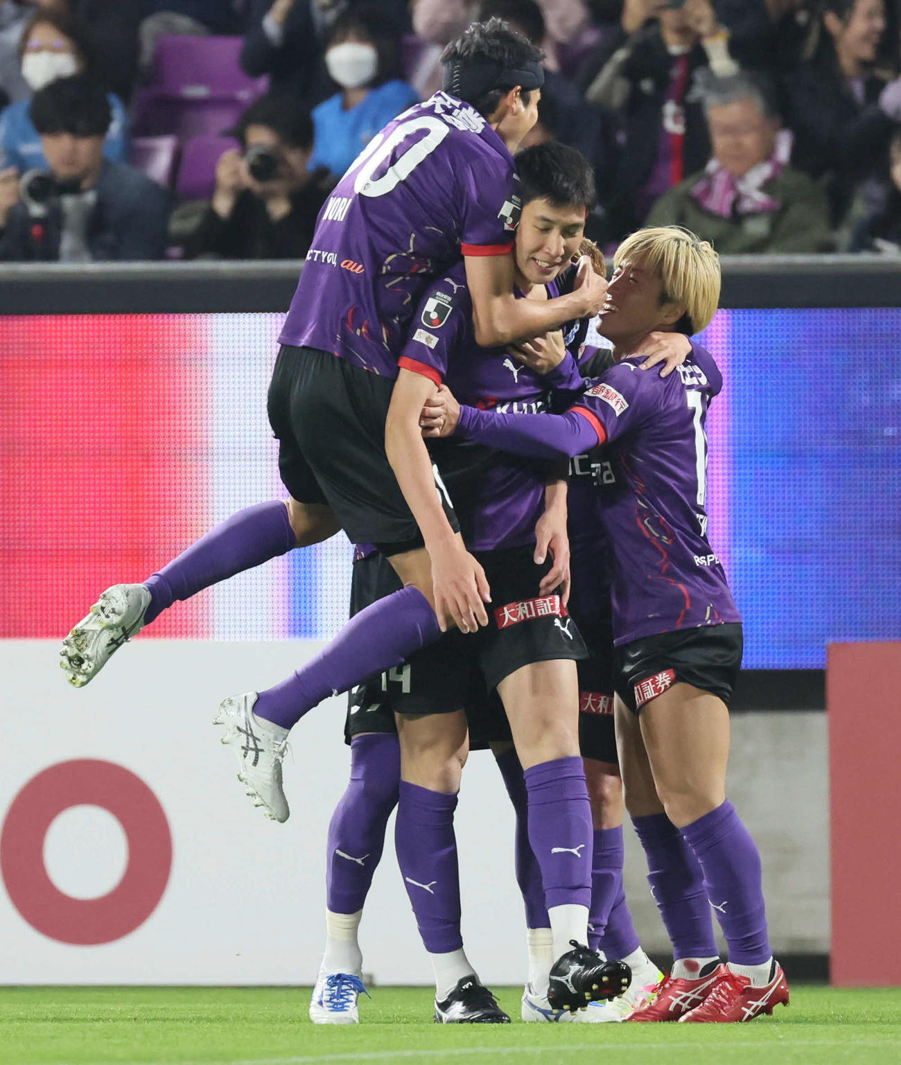京都対横浜FC　前半、京都原は先制ゴールを決める（撮影・宮崎幸一）