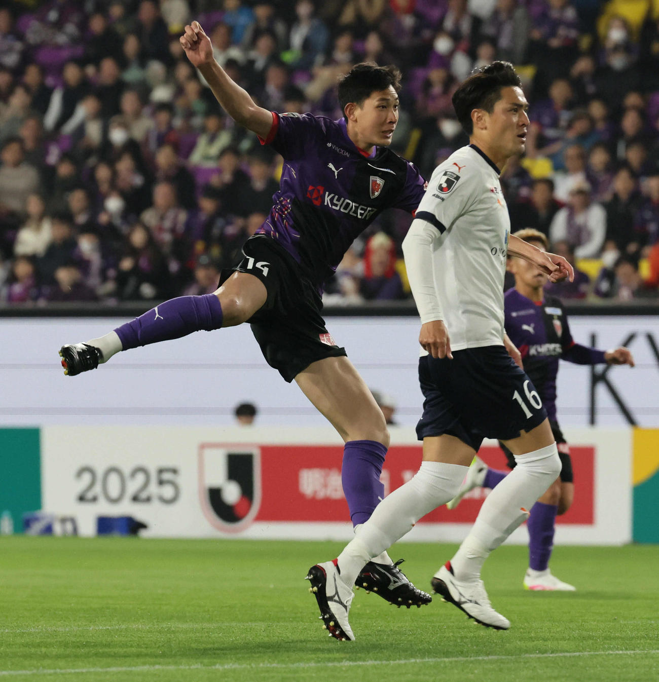 京都対横浜FC　前半、京都原大智は先制ゴールを決める（撮影・宮崎幸一）