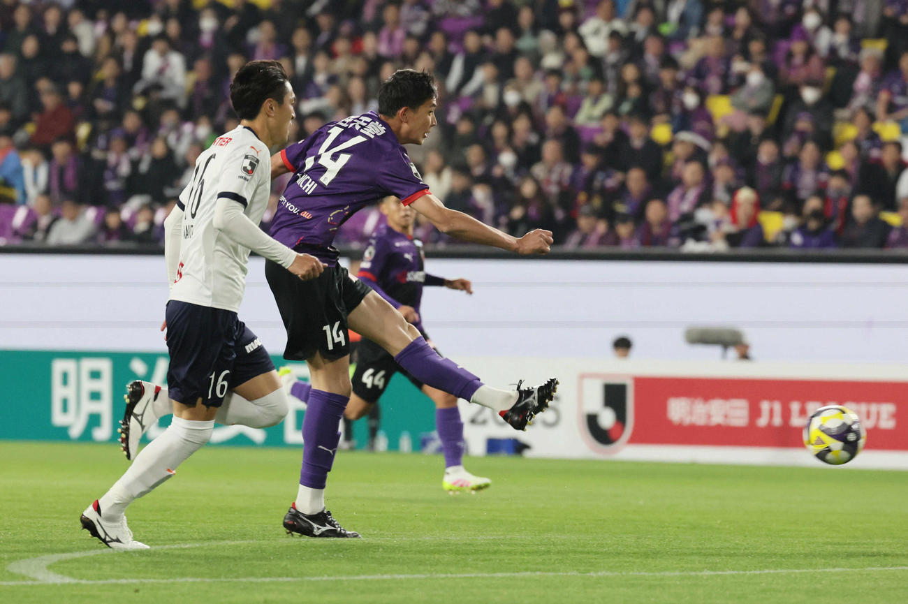 京都対横浜FC　前半、京都の原は先制ゴールを決める（撮影・宮崎幸一）