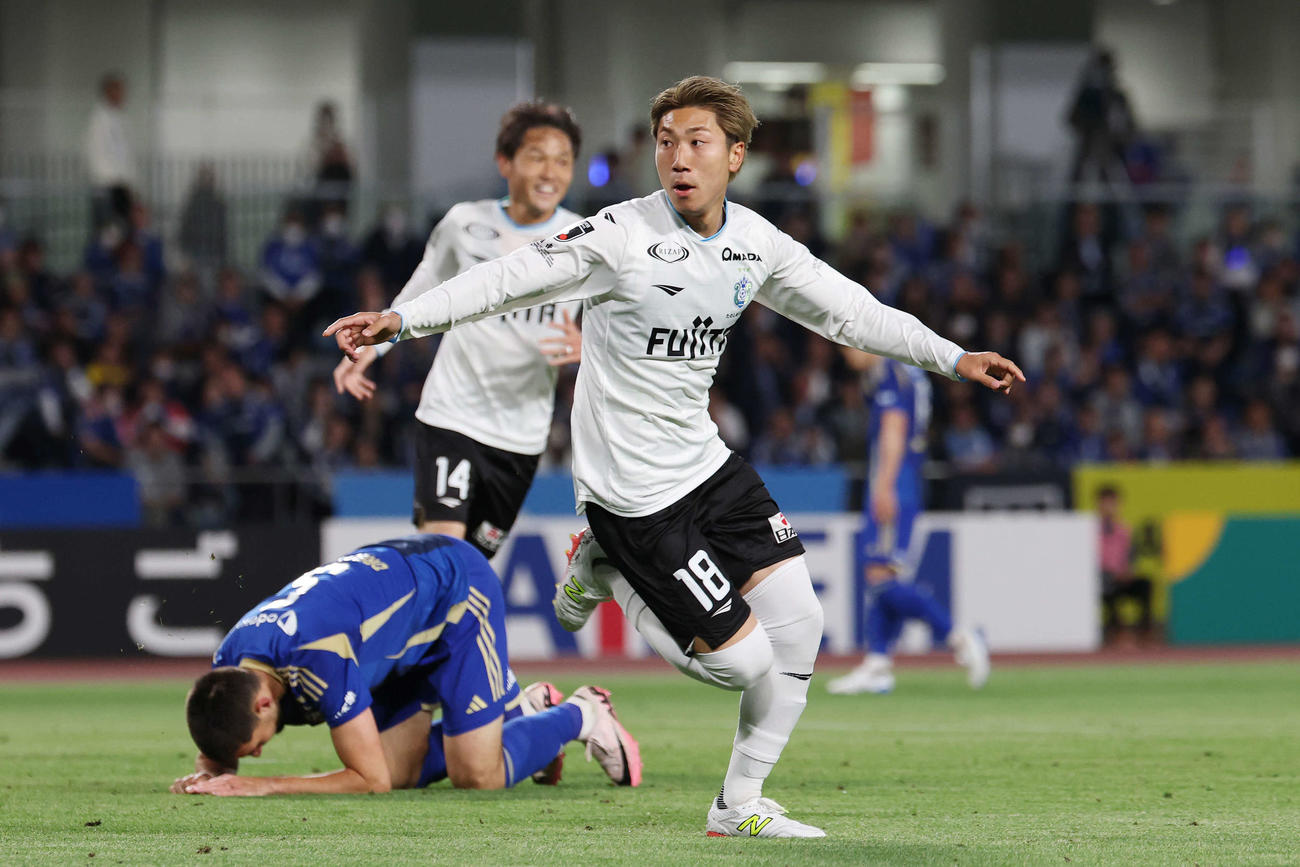 町田対湘南　後半、ゴールを決め駆け出す湘南池田（撮影・宮地輝）
