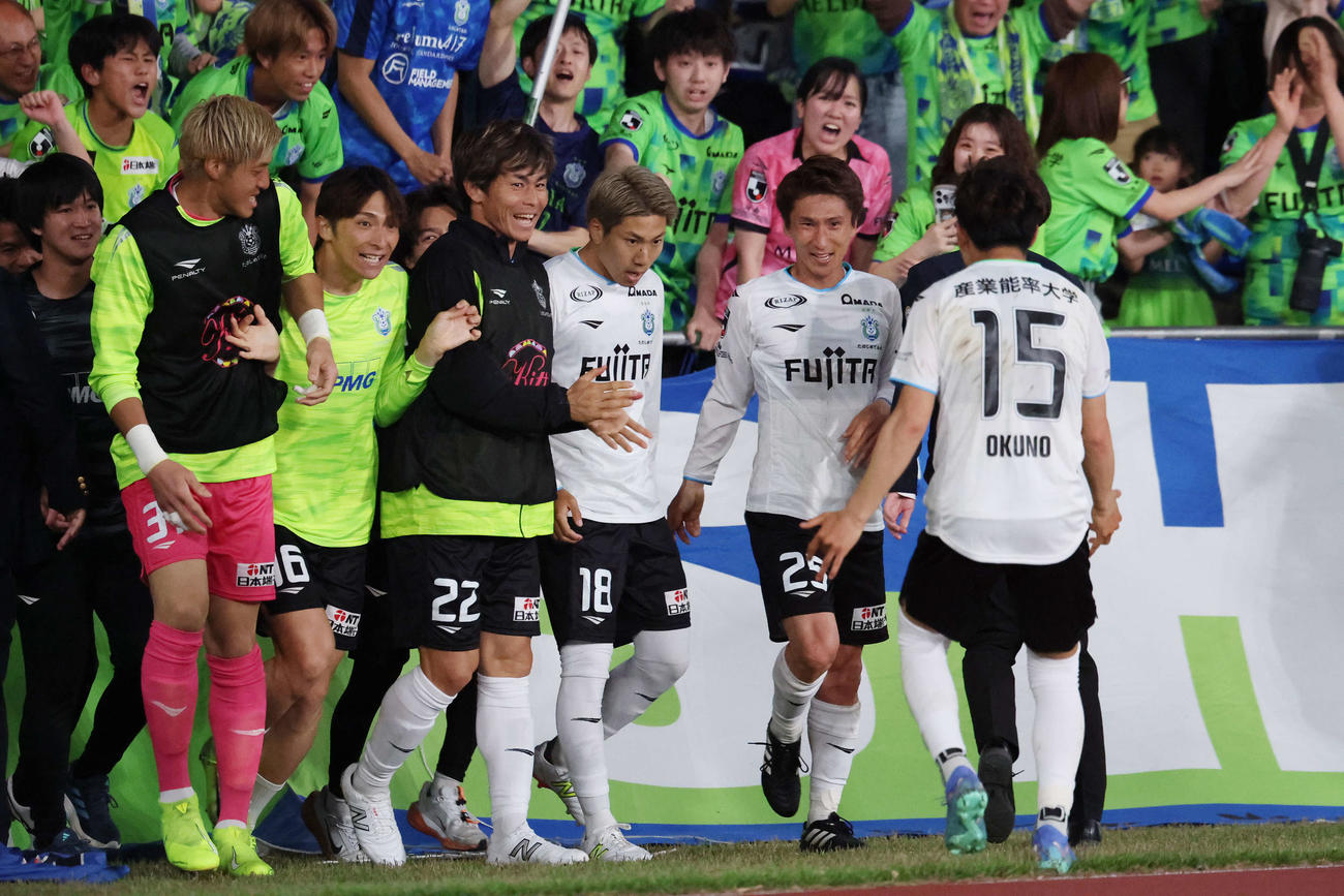 町田対湘南　後半、ゴールを決めチームメートと喜ぶ湘南池田（右から3人目）（撮影・宮地輝）