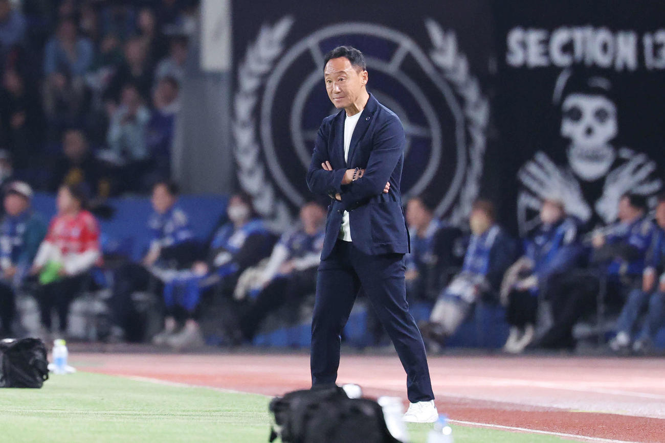 町田対湘南　前半、厳しい表情の町田黒田監督（撮影・宮地輝）