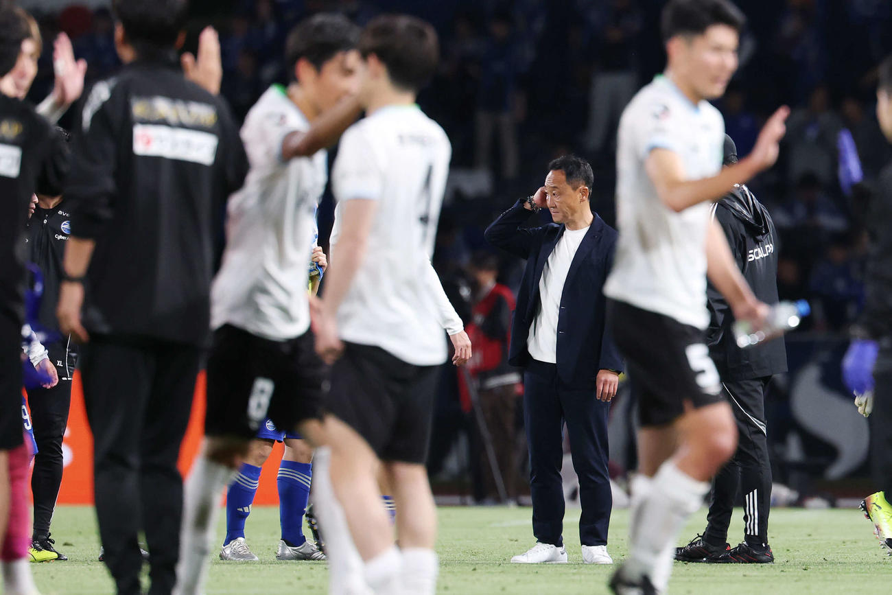 町田対湘南　3連敗となり厳しい表情の町田黒田監督（撮影・宮地輝）