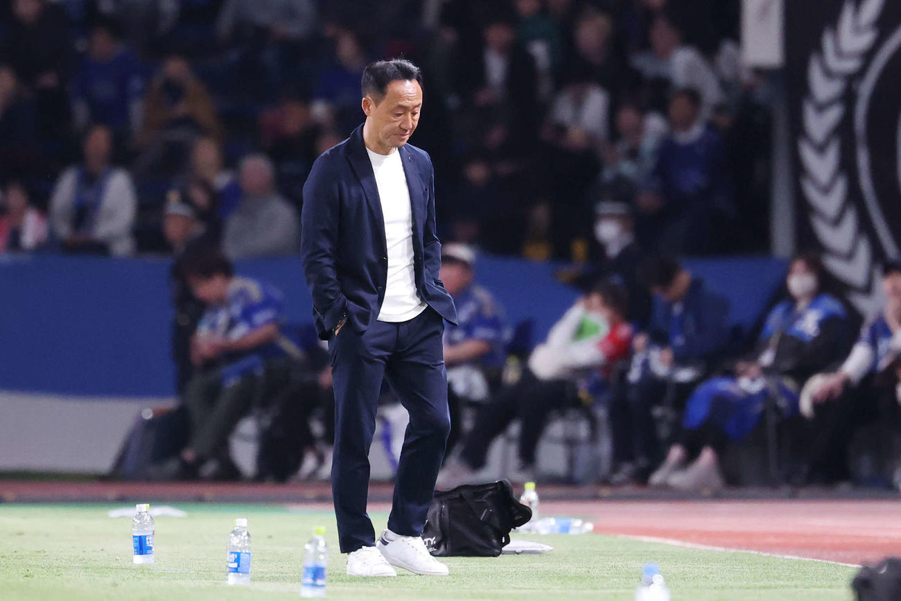 町田対湘南　3連敗となり肩を落とす町田黒田監督（撮影・宮地輝）