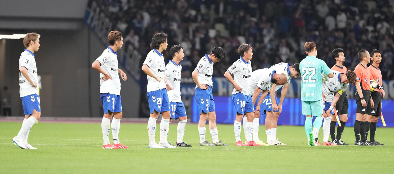 東京対G大阪
東京に敗れ、肩を落とすG大阪イレブン（撮影・鈴木みどり）