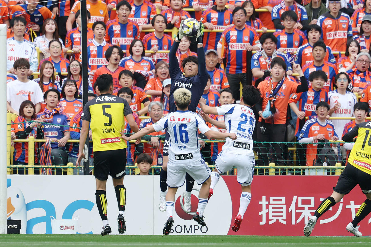 柏対新潟　前半、クロスをキャッチする柏GK小島（中央）（撮影・宮地輝）