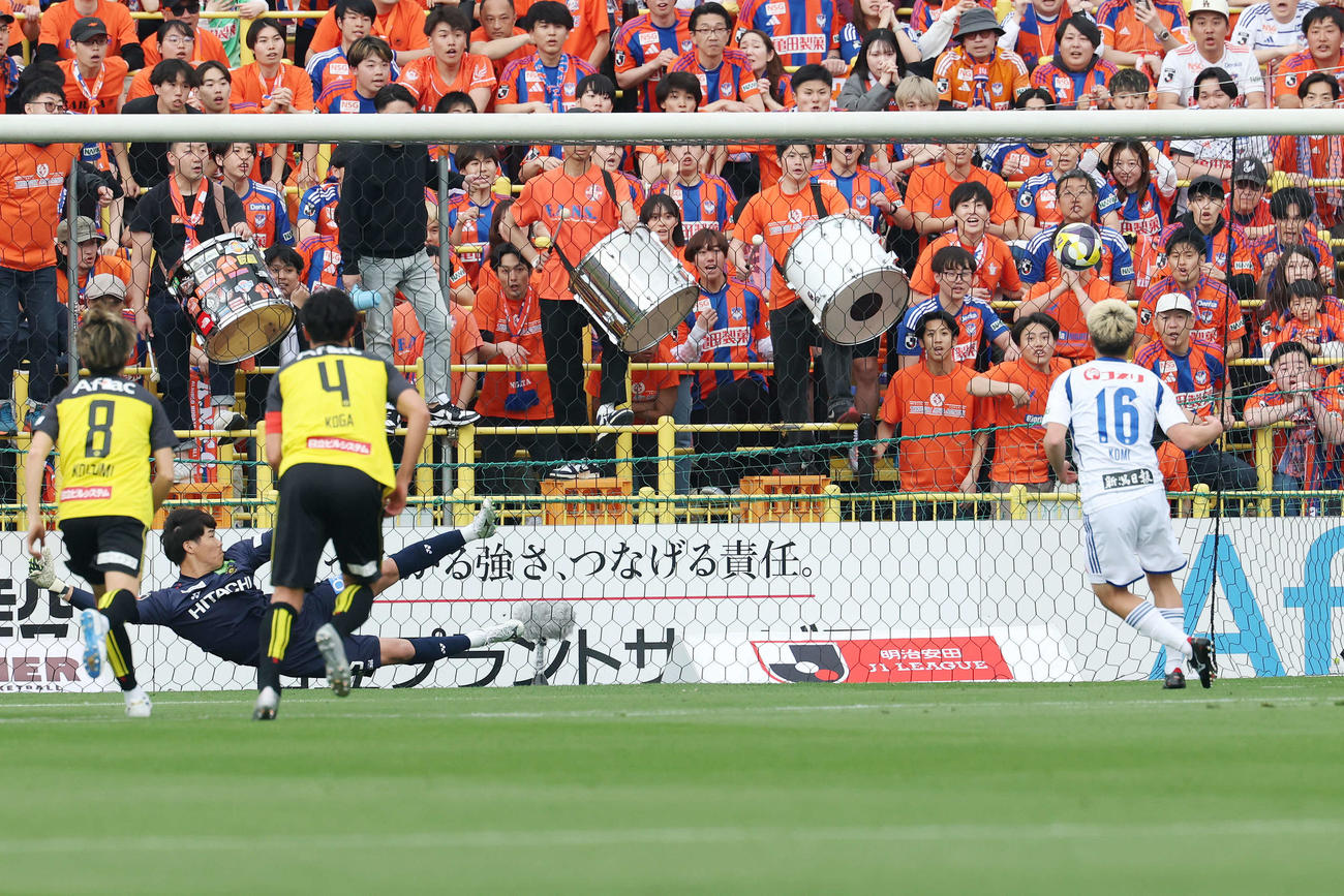 柏対新潟　前半、新潟小見（右）にPKを決められる新潟GK小島（撮影・宮地輝）