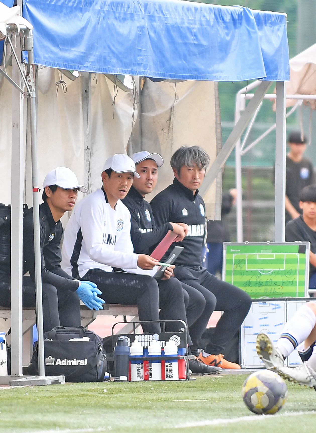 ベンチから戦況を見つめる磐田ユースの安間監督（右端）