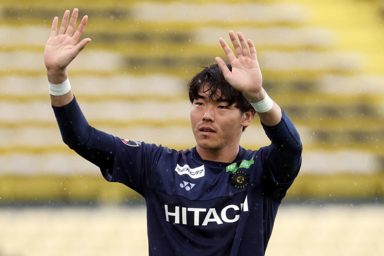 柏対新潟　試合後、古巣新潟サポーターにあいさつする柏GK小島（撮影・宮地輝）