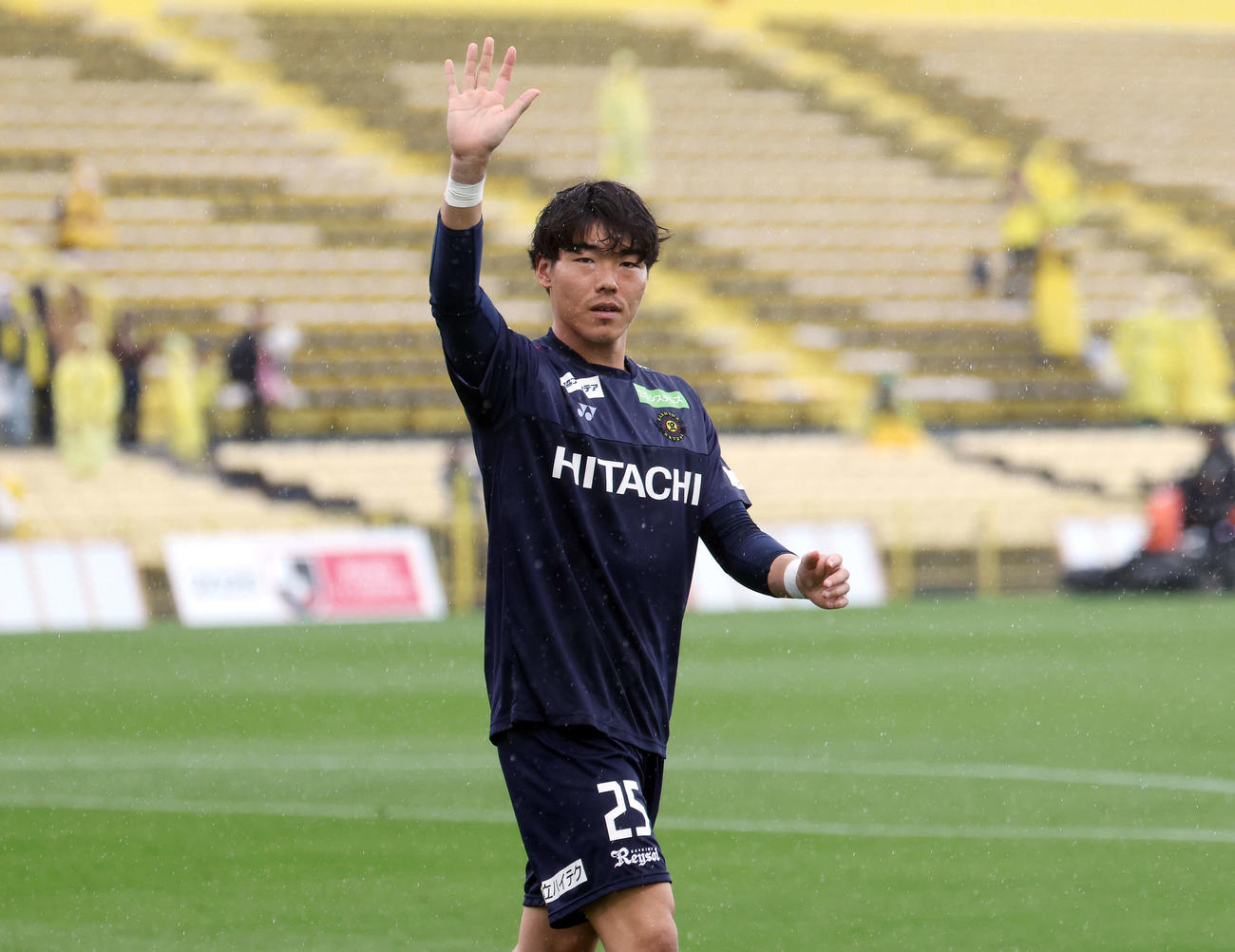 柏対新潟　試合後、古巣新潟サポーターにあいさつする柏GK小島（撮影・宮地輝）
