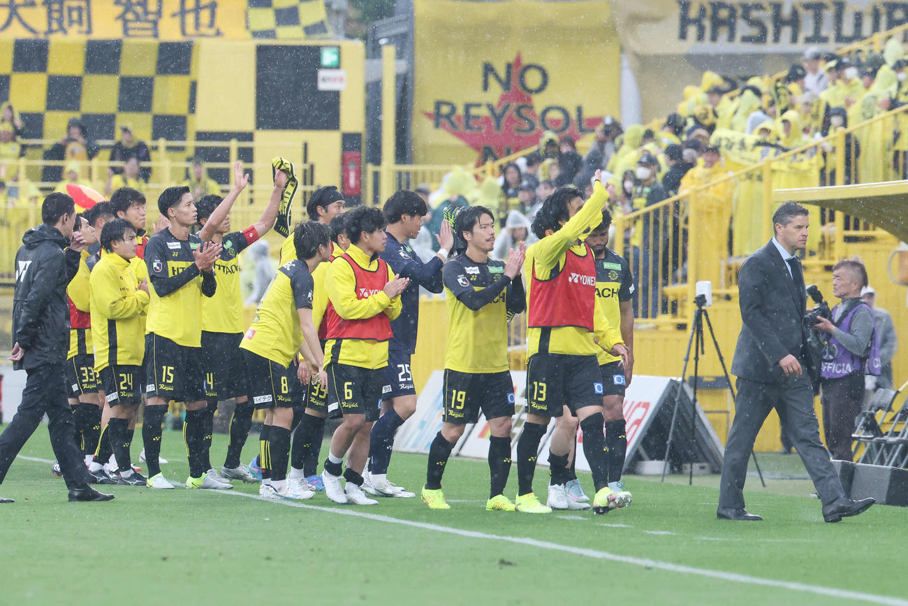 柏対新潟　引き分けに終わり厳しい表情で引き揚げる柏ロドリゲス監督（右端）と選手たち（撮影・宮地輝）