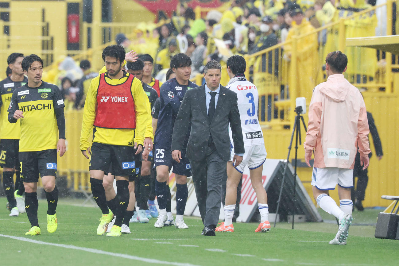 柏対新潟　引き分けに終わり厳しい表情で引き揚げる柏ロドリゲス監督（中央）（撮影・宮地輝）
