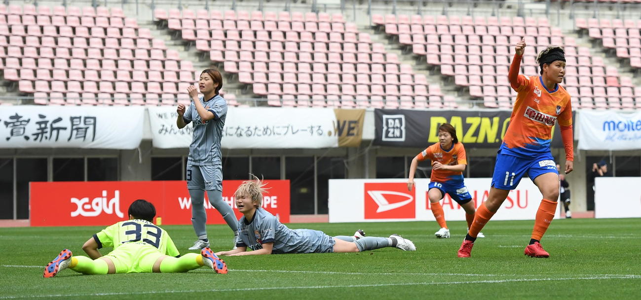 0－1の後半33分に同点ゴールを決めた新潟L道上（右）（撮影・小林忠）