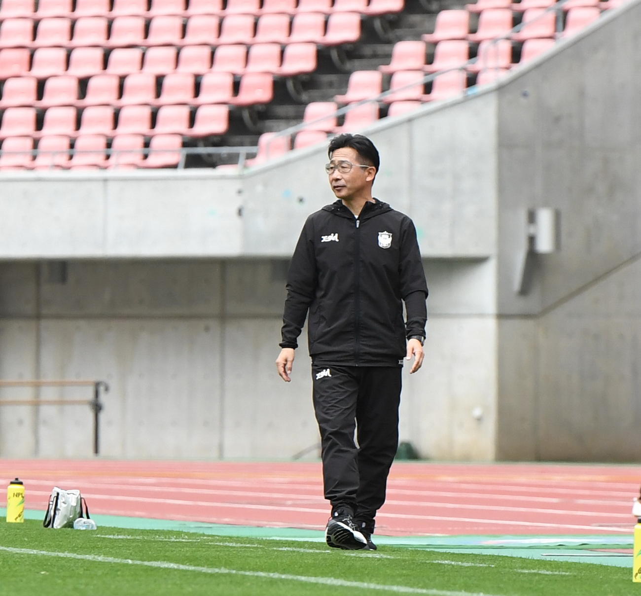 ベンチ前で戦況を見つめる新潟L・橋川監督（撮影・小林忠）