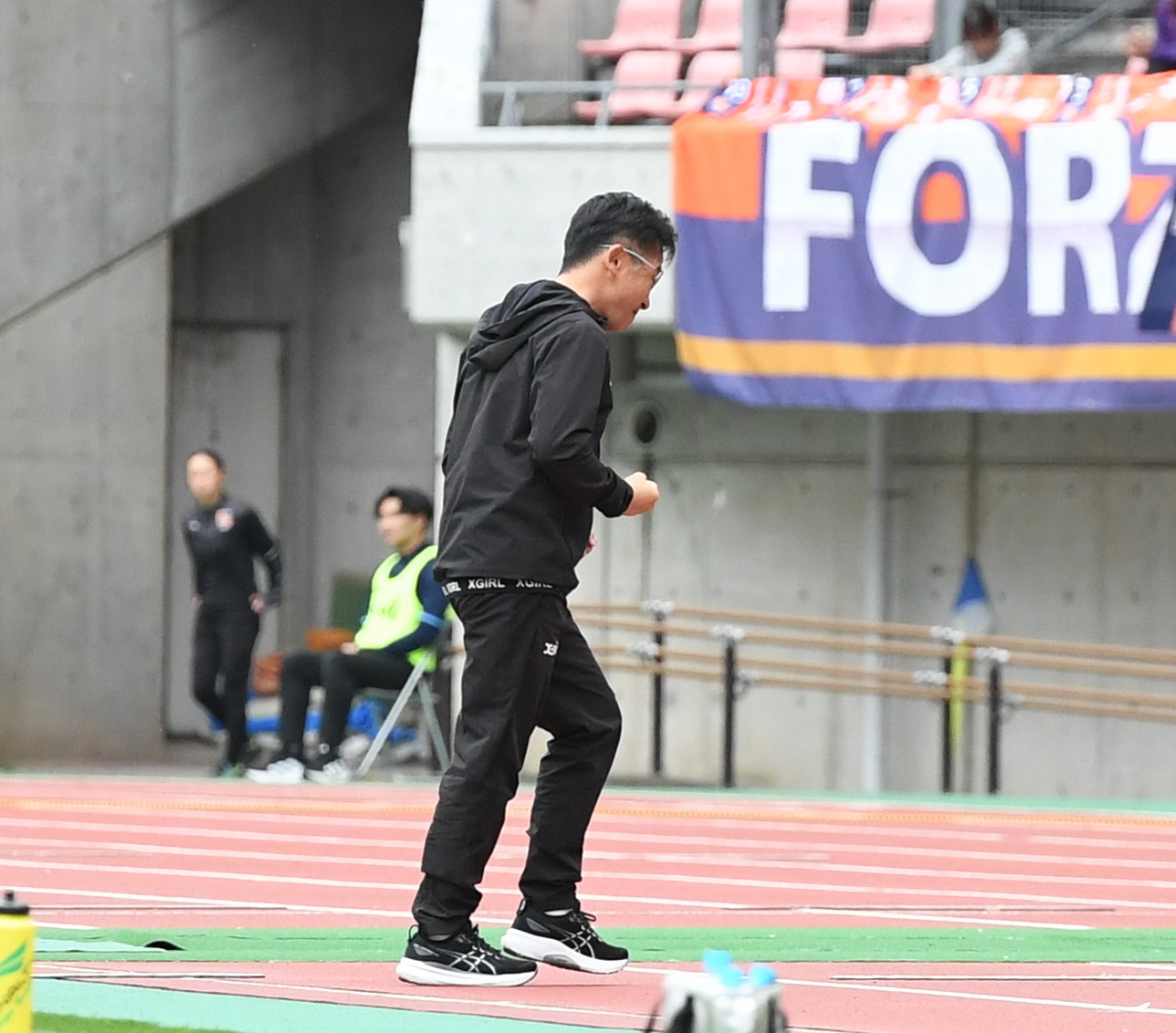 長野を逆転で下し、ガッツポーズする新潟L・橋川監督（撮影・小林忠）