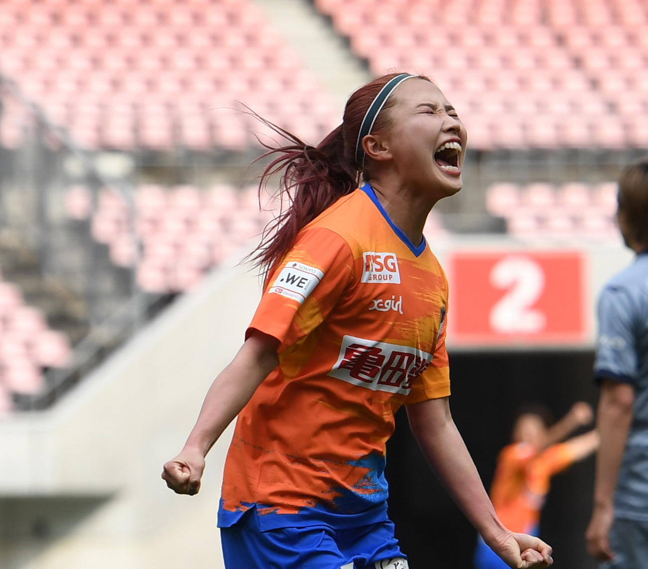 1－1の後半追加タイムに逆転ゴールを決め、雄たけびを上げる新潟L・滝川（撮影・小林忠）