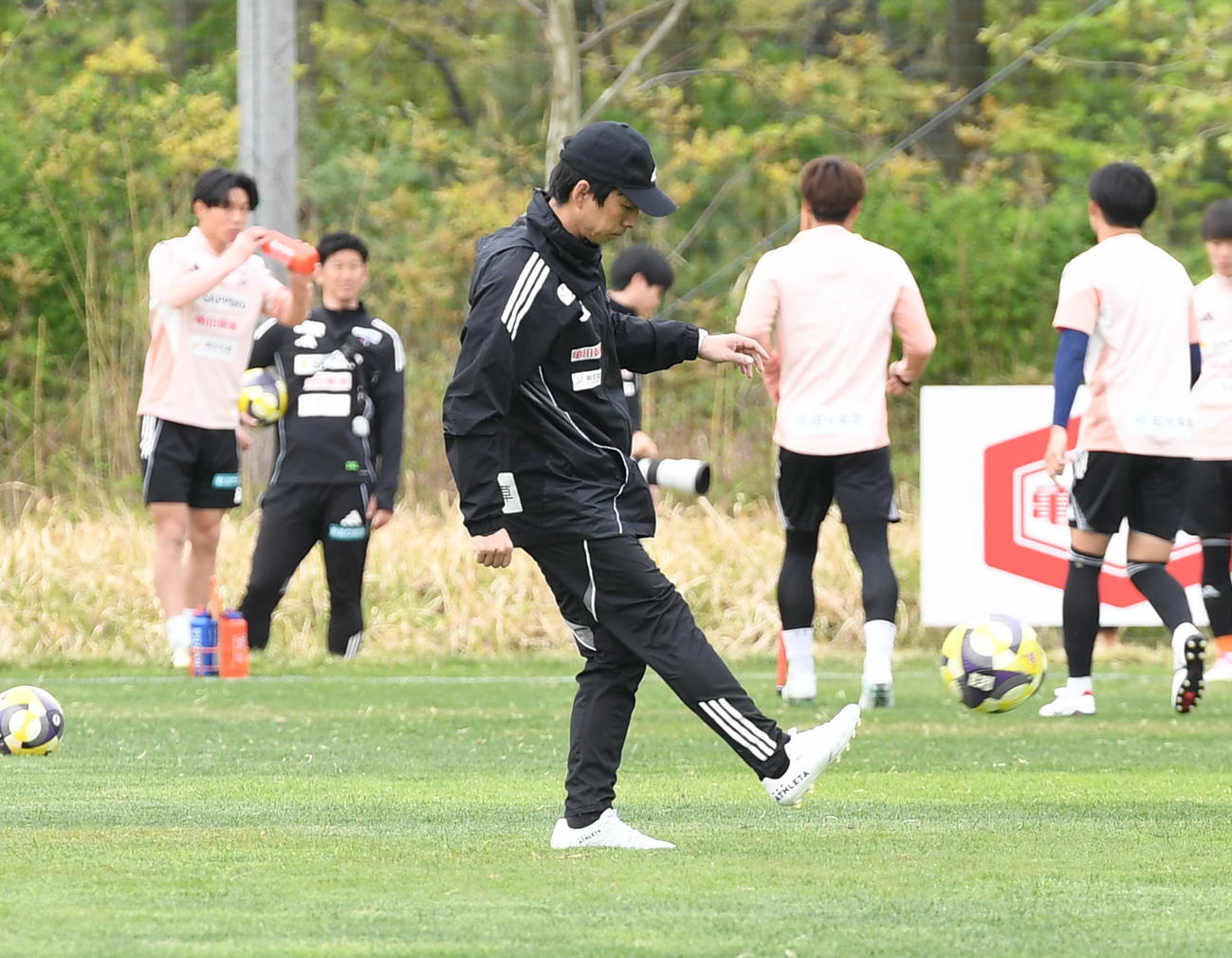 広島戦前日練習でボールを蹴る新潟樹森監督（手前）