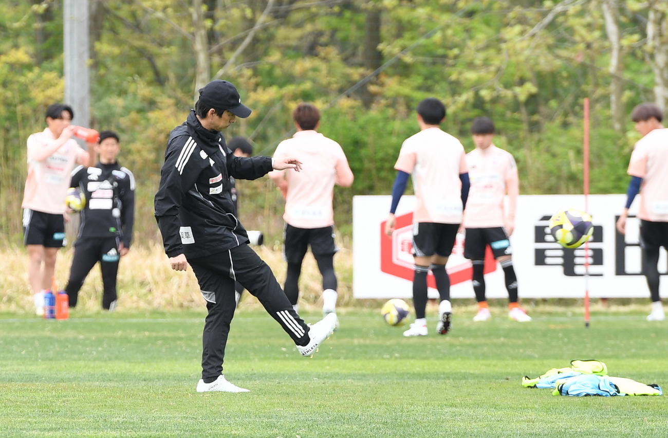 広島戦前日練習でボールを蹴る新潟樹森監督（手前）