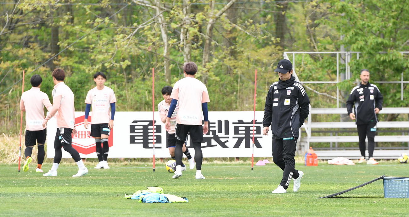 広島戦前日練習に臨む新潟樹森監督（右手前）