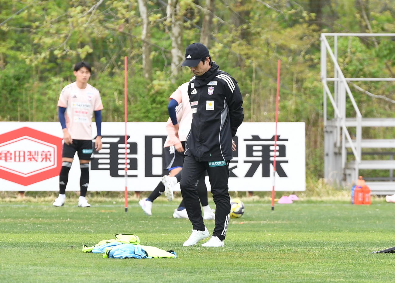 広島戦前日練習に臨む新潟樹森監督（手前）