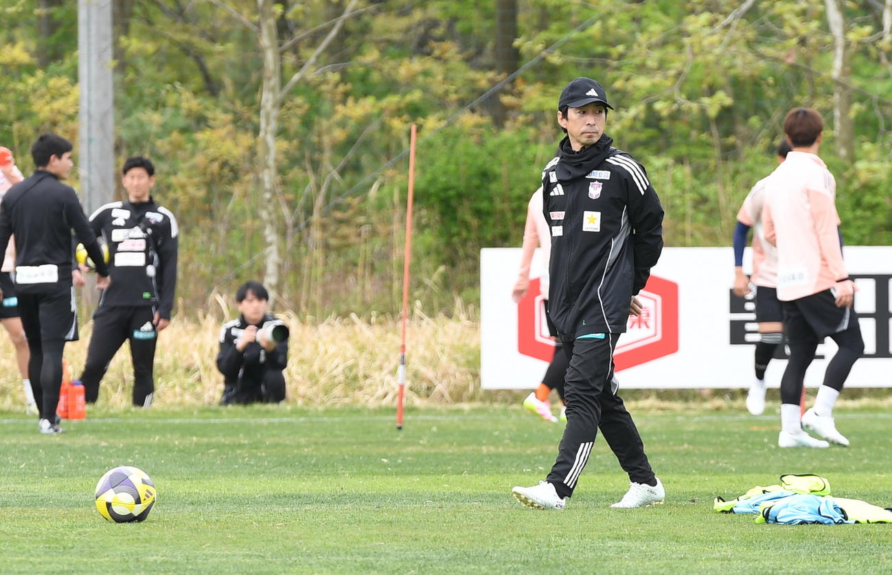 広島戦前日練習に臨む新潟樹森監督（手前）