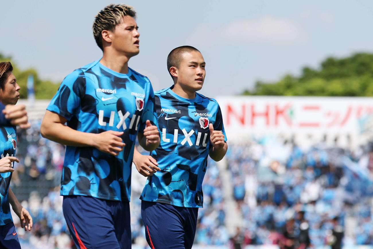 横浜FC対鹿島　試合前、ウオーミングアップに向かう鹿島吉田（右）（撮影・宮地輝）