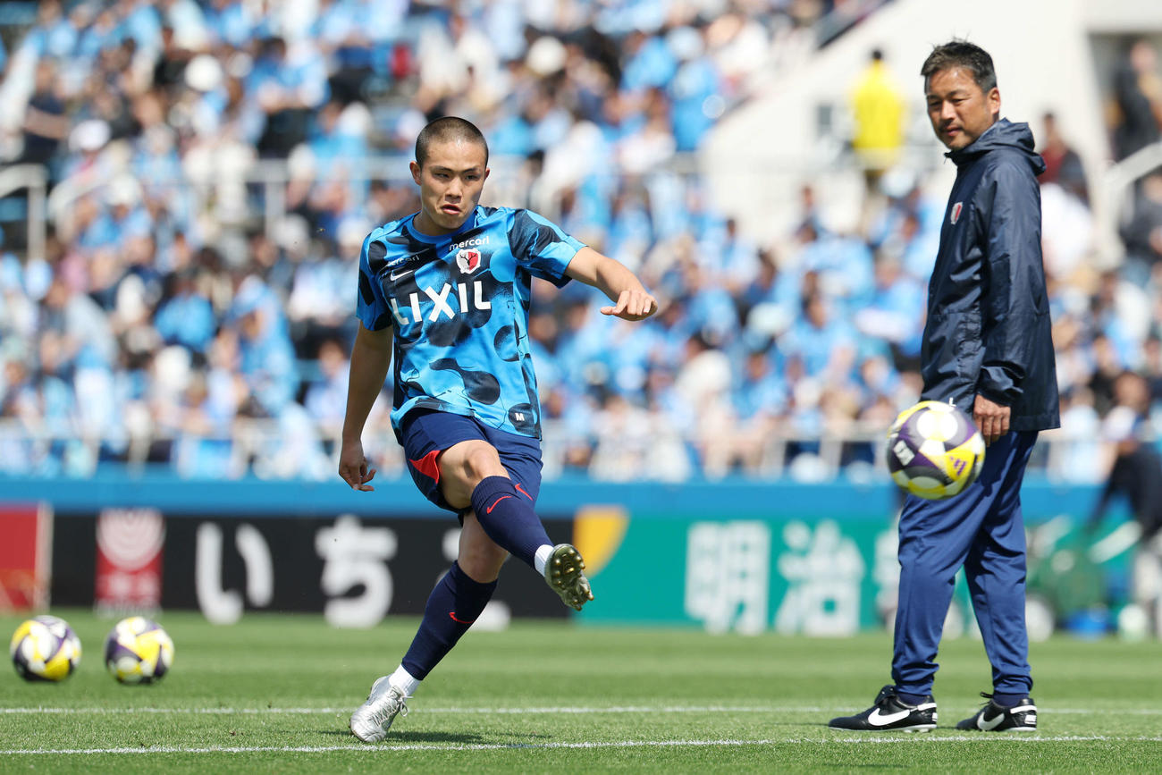 横浜FC対鹿島　試合前、鹿島柳沢コーチ（右）が見つめる中、シュート練習する吉田（撮影・宮地輝）