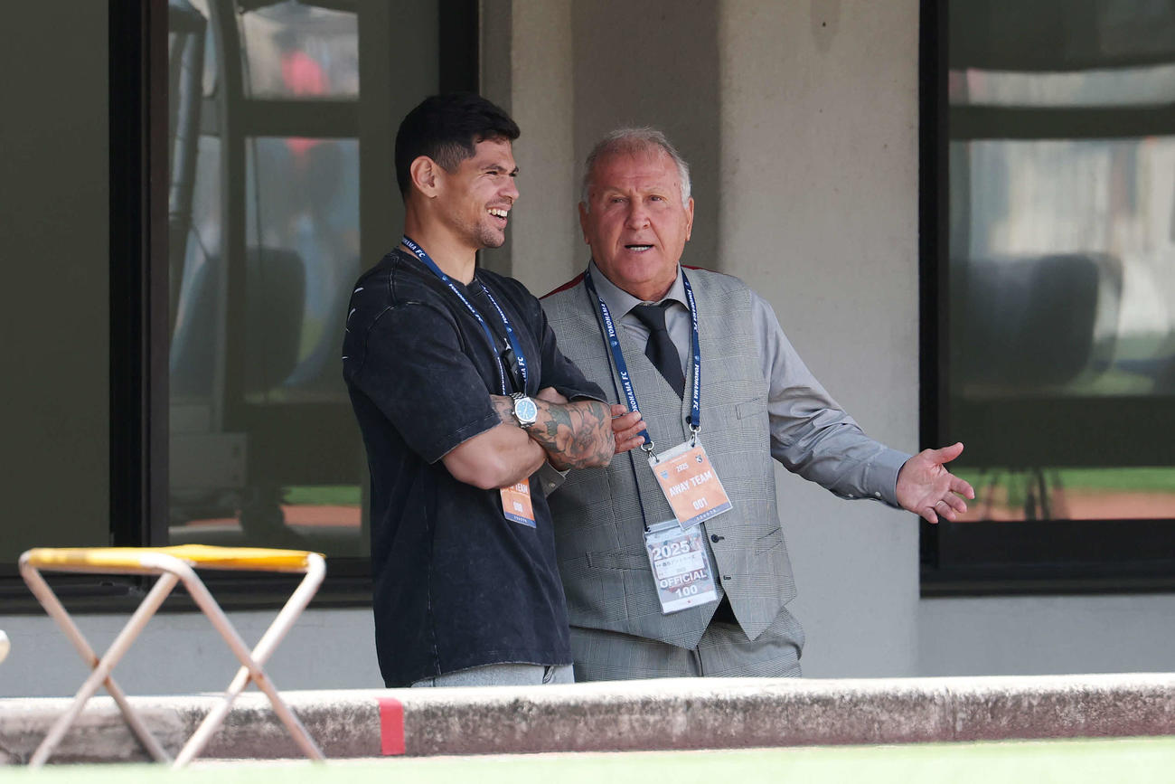 横浜FC対鹿島　試合前、ウオーミングアップを見つめる鹿島レオセアラ（左）とジーコ氏（撮影・宮地輝）