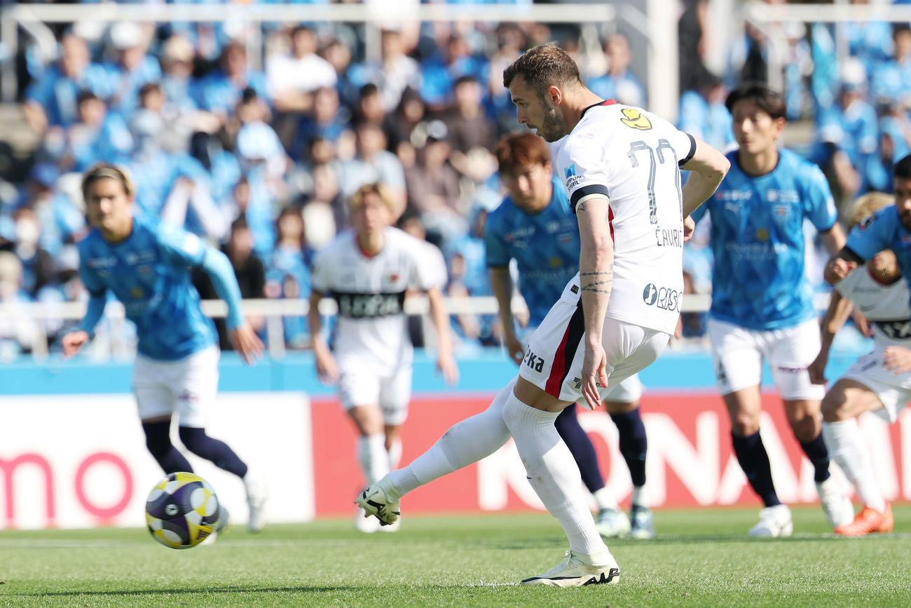 横浜FC対鹿島　後半、PKを決める鹿島チャヴリッチ（撮影・宮地輝）