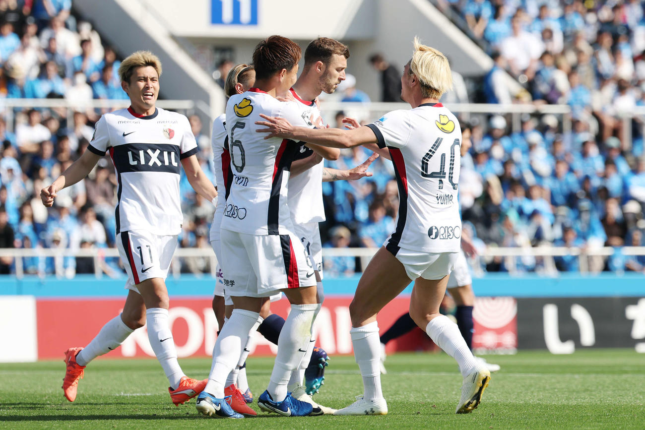 横浜FC対鹿島　後半、PKを決めた鹿島チャヴリッチ（右から2人目）はチームメートから祝福を受ける（撮影・宮地輝）