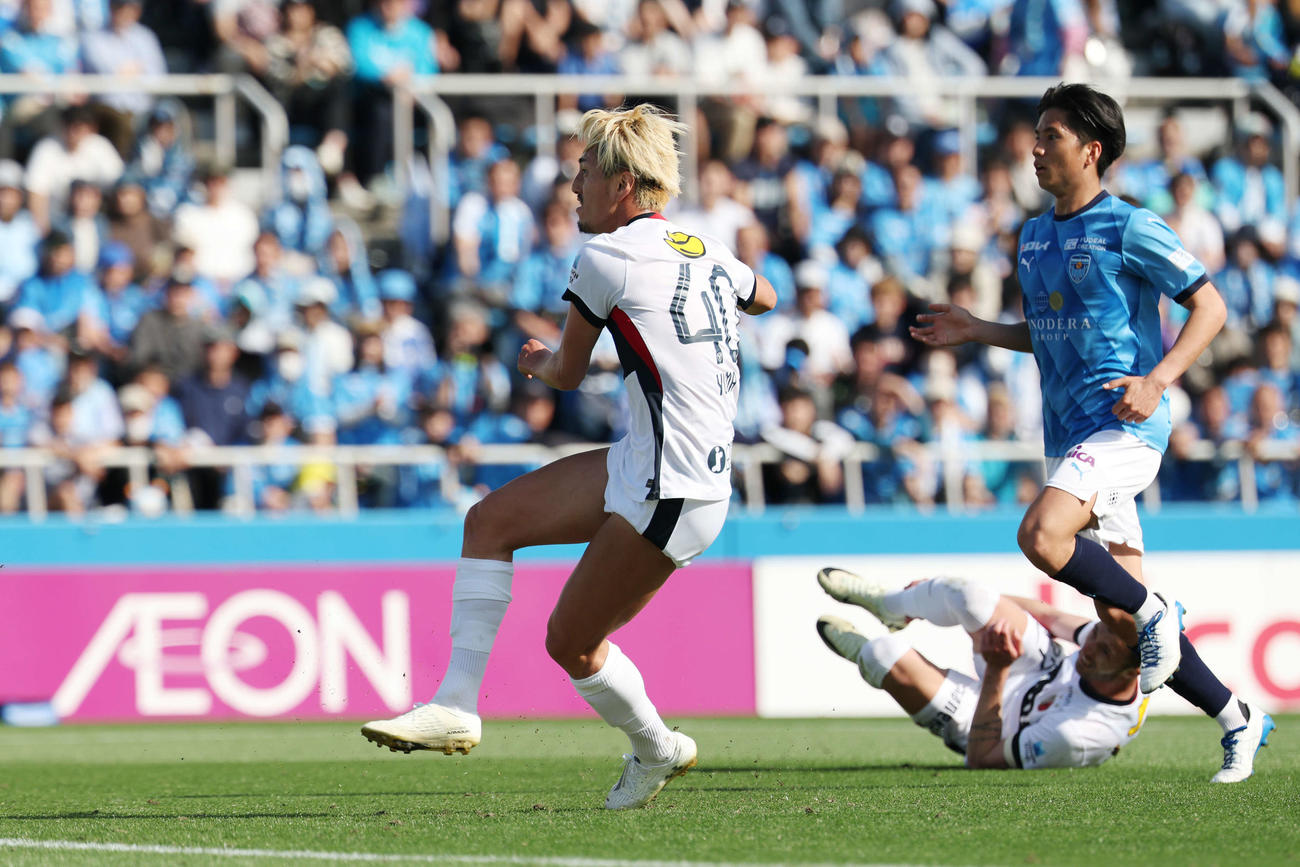 横浜FC対鹿島　後半、ゴールを決める鹿島鈴木（撮影・宮地輝）