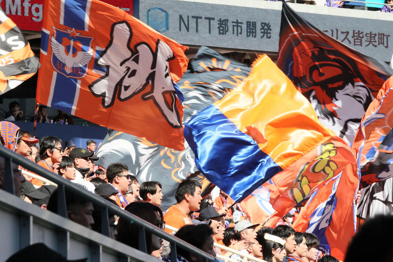 広島対新潟　後半　新潟サポーター（撮影・加藤孝規）