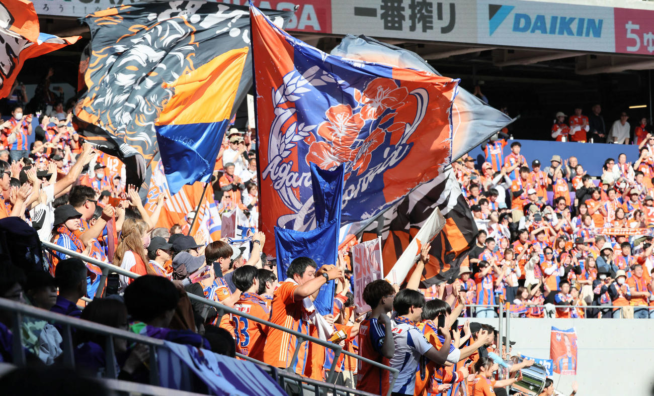 広島対新潟　勝利を喜ぶ新潟サポーター（撮影・加藤孝規）