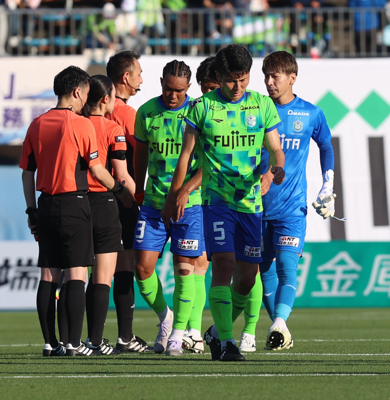 J1　湘南対福岡　ドローで終わり厳しい表情を見せる湘南鈴木淳（撮影・水谷安孝）