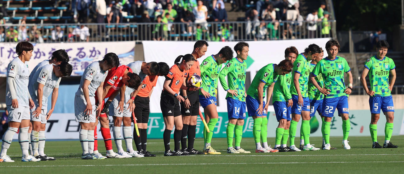 J1　湘南対福岡　ドローで終わり厳しい表情を見せる湘南鈴木淳（右端）（撮影・水谷安孝）
