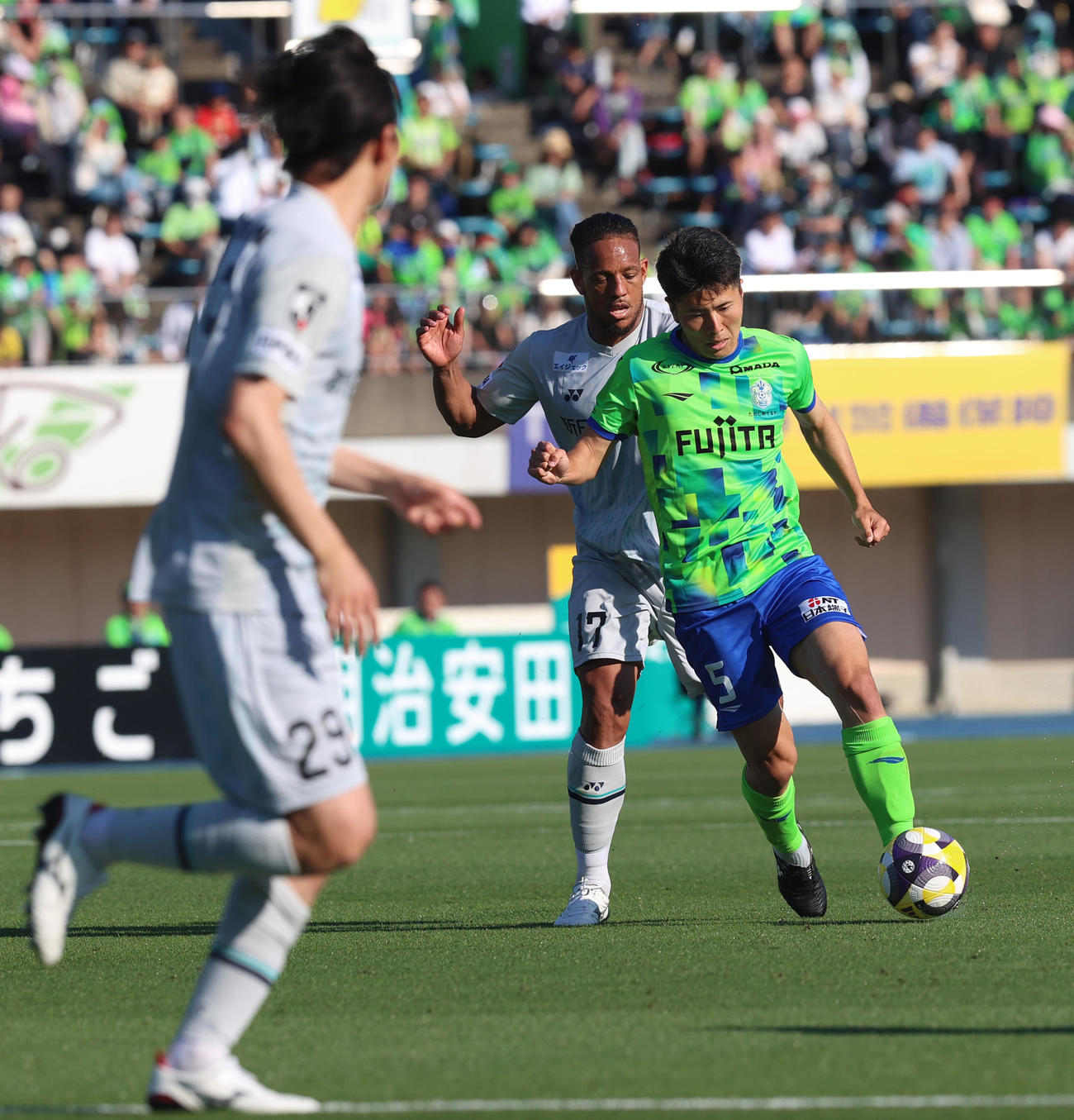 湘南対福岡　後半、攻め上がる湘南鈴木淳（撮影・水谷安孝）