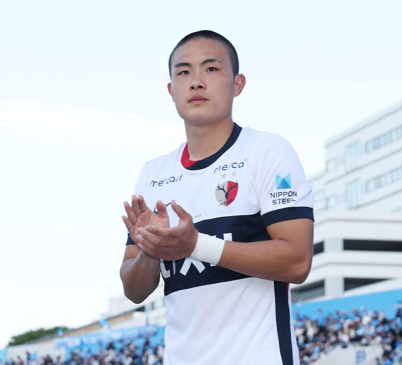 横浜FC対鹿島　3連勝しサポーターに拍手する鹿島吉田（撮影・宮地輝）